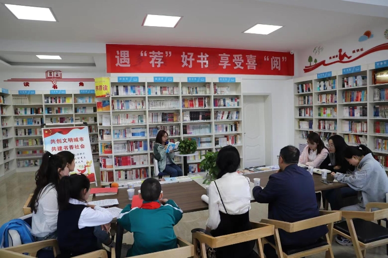 12.平凉市工人文化宫开展“遇‘荐’好书 享受喜‘阅’”读书分享。30f.jpg