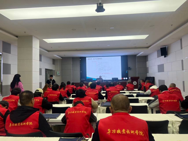 图九:平凉市职业技术学院电工实践操作培训。160212.jpg