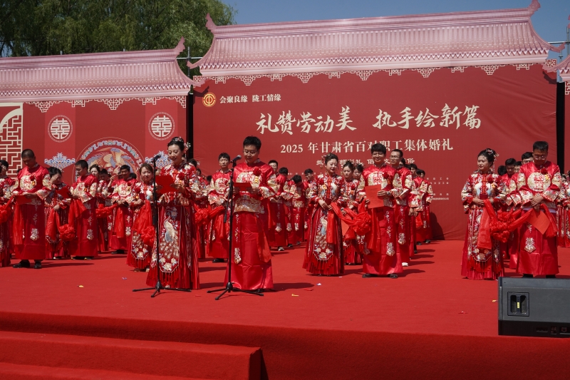 图九:新婚夫妻宣读倡议书。DSC06736.JPG