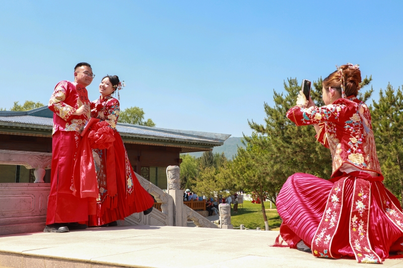 图三:5月20日,在甘肃省总工会主办的2025年百对职工集体婚礼活动中,新人们在拍照打卡留念。 吴希会 摄.JPG